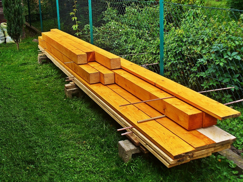 ebeniste-BAGNOLS EN FORET-min_boards_the_rafters_joinery_tree_painting_wood_colored_paint-871508