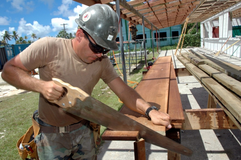 ebeniste-BAGNOLS EN FORET-min_worker_construction_building_carpenter_male_job_build_helmet-893290